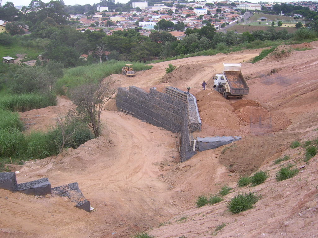 Muro de contenção em gabião tipo caixa